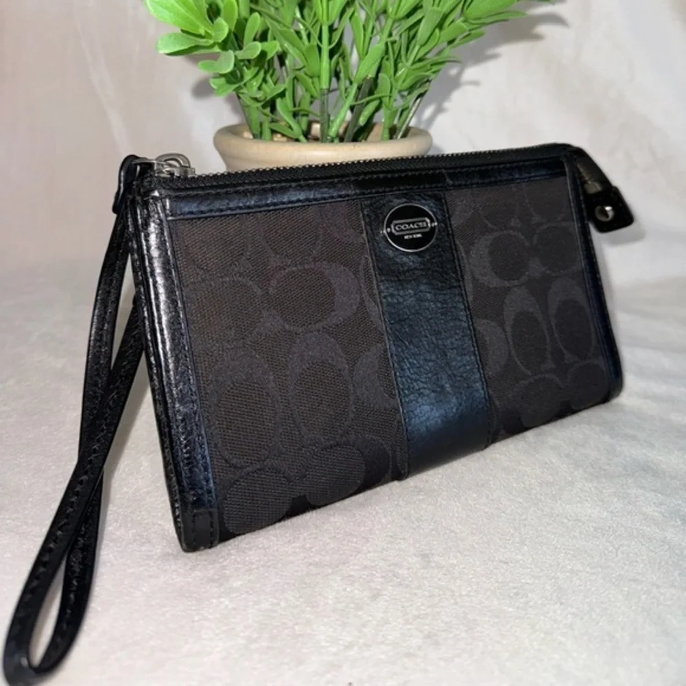 ‼️SOLD‼️Coach Women's‎ Black Square Shape Front Zipper Wristlet/Wallet - Picture 2 of 14